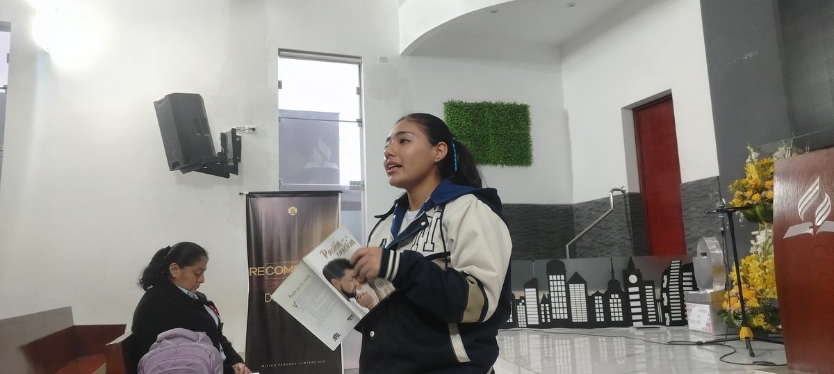 diegoguimac's tweet photo. 📚🙏 Seguimos con la lectura del libro del año, El poder de la oración.

Hoy contamos con la participación de una estudiante de 5º año A, recordándonos que la oración transforma vidas ✨

#ElPoderDeLaOración
#ColegioAdventistaSalvador https://t.co/DuBaTsLXkd