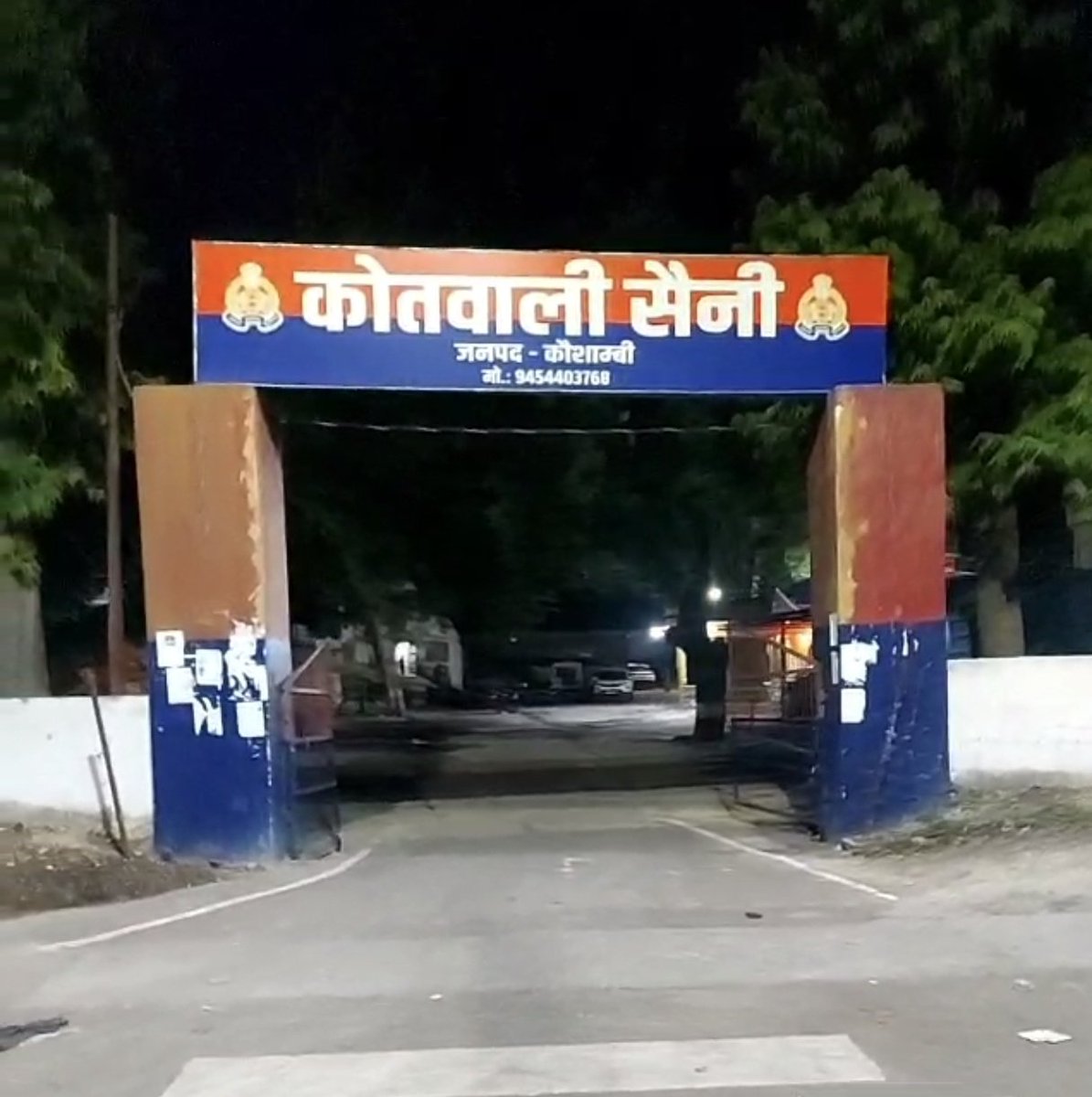 Journalist_Akh's tweet photo. कौशाम्बी
एक सप्ताह पहले डंपर-ट्रैक्टर को मारी थी टक्कर युवक की हुई थी मौत पुलिस डंपर को थाने लाई थी
आरोप है कि लिखित तहरीर देने के बावजूद न मुकदमा दर्ज हुआ और न ही कार्रवाई हुई बल्कि सिस्टम से डंपर छोड़ दिया गया
सैनी थाना क्षेत्र के अटसराय का मामला
@Uppolice
@kaushambipolice https://t.co/4l5Fbe17VB
