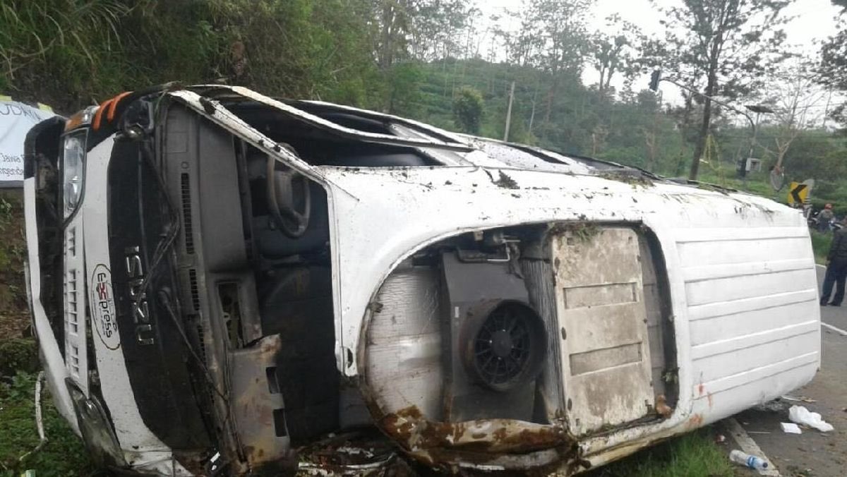 SudutTakKasat's tweet photo. Gua mau bilang ini dulu sebelum lu baca lebih jauh. Ini bukan cerita soal gua ngeliat hantu di pinggir jalan terus pulang dan nulis thread. Ini cerita soal malam di mana travel minibus yang kita tumpangi rem-nya blong di tanjakan 45 derajat dengan tebing di satu sisi dan jurang di sisi lain. Kita berlima hampir jadi bagian dari daftar panjang angka yang kaga pernah berhenti nambah di jalur ini. 52 orang mati di sini dalam 12 tahun terakhir. 27 orang sekaligus dalam satu malam di 2018. Dan nama jalan ini diambil dari nama seorang pria yang mati terbakar di dalam opletnya di titik yang sama puluhan tahun lalu dan yang kata orang belum pernah beneran pergi dari sana.

@bacahorror @IDN_Horor @ceritaht #bacahorror #bacahoror #suduttakkasat #ceritahoror #threadhoror #ceritaserem #asupanhorror #horor