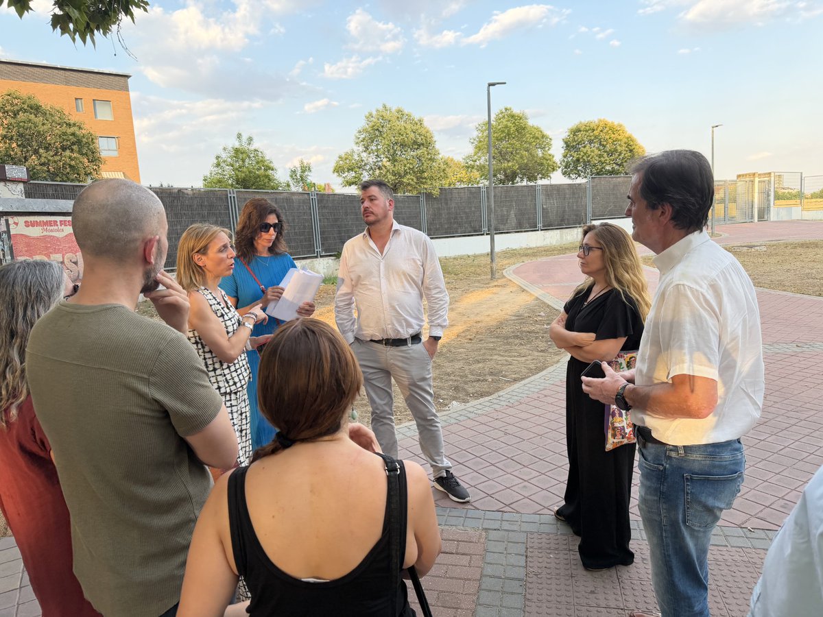 CandeTesta's tweet photo. Pisando calle. Nuestro compromiso con el barrio. Recorremos Parque Oeste con las vecinas y vecinos para ver temas concretos en la Calle Estambul surgidos de la pasada asamblea vecinal. https://t.co/ZiJmNAEope