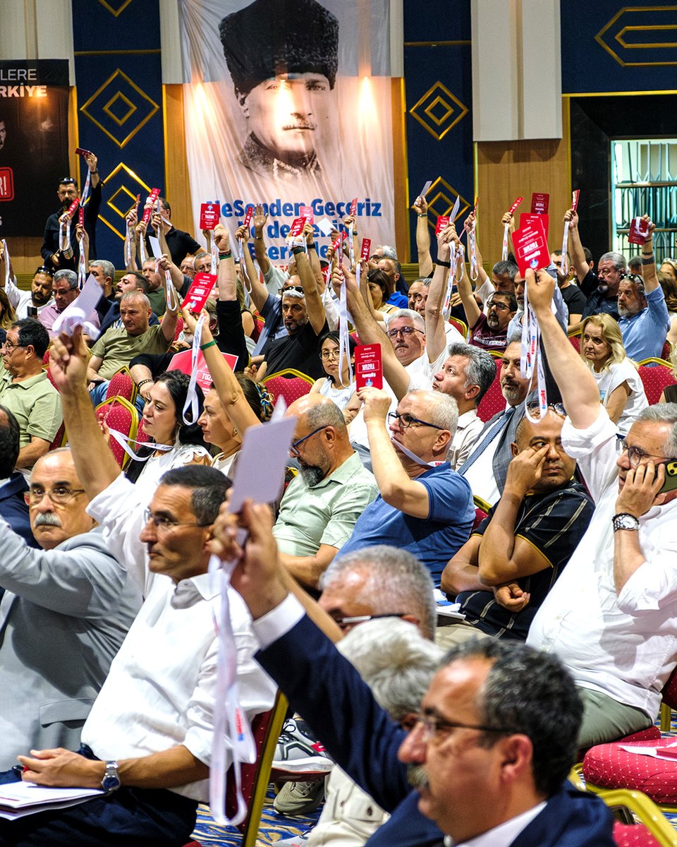 egitimisorg's tweet photo. Eğitim-İş olarak, sendikamızın örgütsel yapısını daha da sağlamlaştırmak ve yarınların mücadele hattını örmek amacıyla düzenlediğimiz 7. Dönem 1. Olağanüstü Genel Kurulumuz başarıyla tamamlandı.

Genel Sekreterimiz Seher Ergin’in açılış konuşmasıyla başlayan kurultayımızda; Başöğretmenimiz Mustafa Kemal Atatürk ile Fatma Nur Çelik, Ayla Kara, Irmak Koparan öğretmenlerimiz ve yaşamını yitiren öğrencilerimiz için saygı duruşunun ardından İstiklal Marşımız okundu.

Genel Kurulumuzu yönetecek Divan Kurulunun seçimiyle devam eden programda, Divan Başkanlığına Erdal Çalı seçilirken; Alay Hamzaçebi, Barış Düdü, İlkay Ayboran ve Murat Güzelad kurul üyeliklerini üstlendi.

Divanın yerini almasının ardından kürsüye gelen Genel Başkanımız Kadem Özbay, Türkiye’nin ve sendikamızın gündemine dair değerlendirmelerde bulundu. Konfederasyonumuz Kamu-İş Genel Başkanı Orhan Yıldırım’ın konuşmasının ardından Tüzük Kurultayı çalışmalarına geçildi.

Genel Örgütlenme Sekreterimiz Bülent Metin’in başkanlığında, süreç boyunca yoğun mesai harcayan Tüzük Komisyonumuz şu isimlerden oluştu: Elbey Kale, Şaban Özdemir, Yusuf Kaya, Mehmet Altıntop, Mustafa Gök, Hamza Kutay, Cumali Akatay ve Hamza Şanlıtürk.

Komisyon tarafından titizlikle hazırlanan önergeler, kurultay delegelerimizin değerlendirmesine ve oyuna sunularak demokratik bir zeminde karara bağlandı.

Tüzüğümüzde hayata geçirilen değişikliklerin, sendikamızın yarınlarına, emekten ve Cumhuriyetten yana sürdürdüğümüz mücadelemize güç katacağına olan inancımız tamdır.

Genel Kurulumuzun başarıyla tamamlanmasında emeği geçen Divan Kuruluna, süreç boyunca özverili çalışmaları için Tüzük Komisyonuna ve iradeleriyle kurultayımıza omuz veren tüm delegelerimize yürekten teşekkür ediyoruz.

Tamamını okumak ve fotoğrafları görmek için tıklayınız:
https://t.co/bO3JaqTNKR