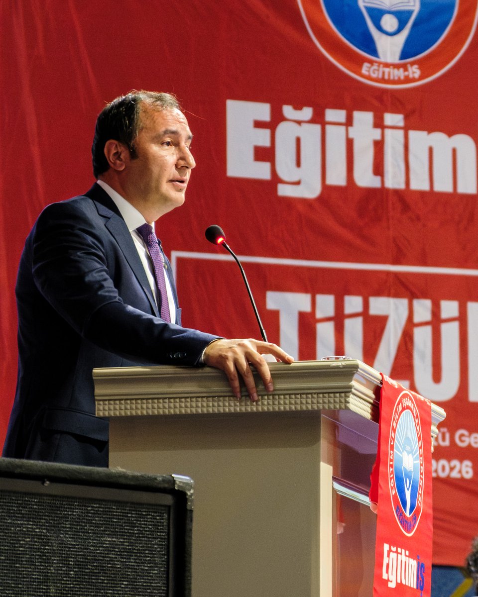 egitimisorg's tweet photo. Eğitim-İş olarak, sendikamızın örgütsel yapısını daha da sağlamlaştırmak ve yarınların mücadele hattını örmek amacıyla düzenlediğimiz 7. Dönem 1. Olağanüstü Genel Kurulumuz başarıyla tamamlandı.

Genel Sekreterimiz Seher Ergin’in açılış konuşmasıyla başlayan kurultayımızda; Başöğretmenimiz Mustafa Kemal Atatürk ile Fatma Nur Çelik, Ayla Kara, Irmak Koparan öğretmenlerimiz ve yaşamını yitiren öğrencilerimiz için saygı duruşunun ardından İstiklal Marşımız okundu.

Genel Kurulumuzu yönetecek Divan Kurulunun seçimiyle devam eden programda, Divan Başkanlığına Erdal Çalı seçilirken; Alay Hamzaçebi, Barış Düdü, İlkay Ayboran ve Murat Güzelad kurul üyeliklerini üstlendi.

Divanın yerini almasının ardından kürsüye gelen Genel Başkanımız Kadem Özbay, Türkiye’nin ve sendikamızın gündemine dair değerlendirmelerde bulundu. Konfederasyonumuz Kamu-İş Genel Başkanı Orhan Yıldırım’ın konuşmasının ardından Tüzük Kurultayı çalışmalarına geçildi.

Genel Örgütlenme Sekreterimiz Bülent Metin’in başkanlığında, süreç boyunca yoğun mesai harcayan Tüzük Komisyonumuz şu isimlerden oluştu: Elbey Kale, Şaban Özdemir, Yusuf Kaya, Mehmet Altıntop, Mustafa Gök, Hamza Kutay, Cumali Akatay ve Hamza Şanlıtürk.

Komisyon tarafından titizlikle hazırlanan önergeler, kurultay delegelerimizin değerlendirmesine ve oyuna sunularak demokratik bir zeminde karara bağlandı.

Tüzüğümüzde hayata geçirilen değişikliklerin, sendikamızın yarınlarına, emekten ve Cumhuriyetten yana sürdürdüğümüz mücadelemize güç katacağına olan inancımız tamdır.

Genel Kurulumuzun başarıyla tamamlanmasında emeği geçen Divan Kuruluna, süreç boyunca özverili çalışmaları için Tüzük Komisyonuna ve iradeleriyle kurultayımıza omuz veren tüm delegelerimize yürekten teşekkür ediyoruz.

Tamamını okumak ve fotoğrafları görmek için tıklayınız:
https://t.co/bO3JaqTNKR