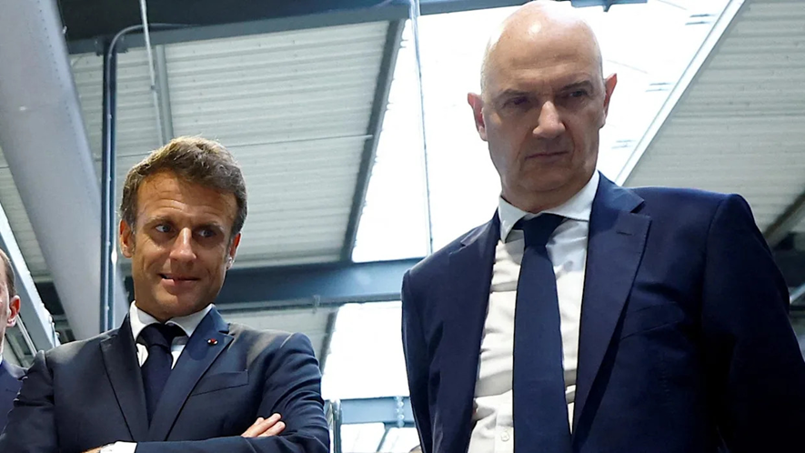 fils_fr89's tweet photo. MACRON ET ROLAND LESCURE INVENTENT UNE TAXE SUR LES PETITS COLIS… QUI DÉTRUIT DES MILLIERS D’EMPLOIS ET LA FILIÈRE FRANÇAISE ! ILS LA SUSPENDENT EN URGENCE… LE CHEF-D’ŒUVRE DE L’INCOMPÉTENCE MACRONISTE !

Roland Lescure (ministre de l’Économie de Macron) avait sorti son idée géniale : une taxe de 2 € sur les petits colis venus de l’étranger.

Résultat ?Effondrement total de la filière française, milliers d’emplois détruits, et maintenant… ils suspendent la taxe en catastrophe en disant « on a payé très cher cette taxe ».

Un vrai Prix Nobel d’économie version Macronie.
Assez de ces amateurs qui dirigent la France à coups d’expérimentations ratées !

Partagez massivement si vous en avez marre de Macron et de Lescure !
