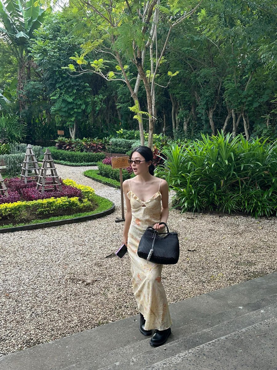 thalyonfilm's tweet photo. seulgi was radiant in bali https://t.co/8eJqYExE1W