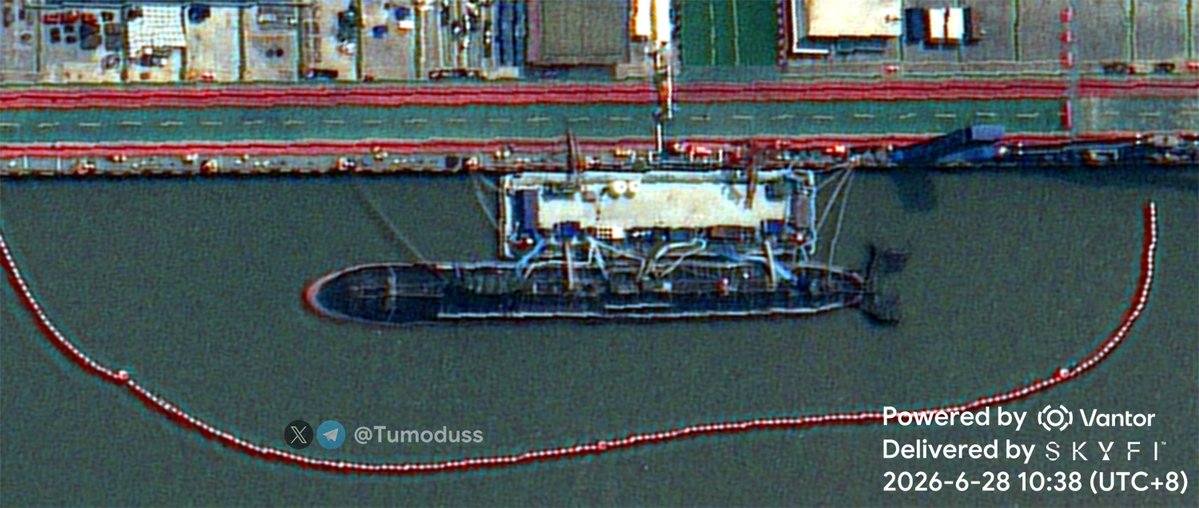 Tumoduss's tweet photo. Jiangnan Shipyard on June 28: Satellite view of the new sub shows its sail visible, flanked by a Type 055 and a Type 052DG. 

Over in another dock at Hudong-Zhonghua, a Type 054B is under construction alongside what seems to be new Type 071 LPD construction. https://t.co/CxCGESMxzM