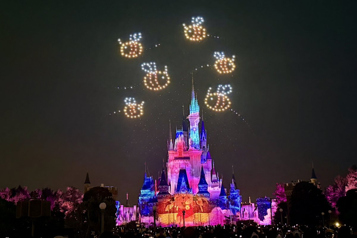 crank_in_trend's tweet photo. 東京ディズニーランド初のドローンが大空に！　9．14終了の「Reach for the Stars」に特別演出〈取材レポ〉
https://t.co/N0QLuKCT48

ショー本編の終了後、約5分間にわたり、特別演出を実施💫

『くまのプーさん』『ラプンツェル』『ダンボ』『トイ・ストーリー』のシーンにもドローン演出が✨️ https://t.co/lL442fdz2e