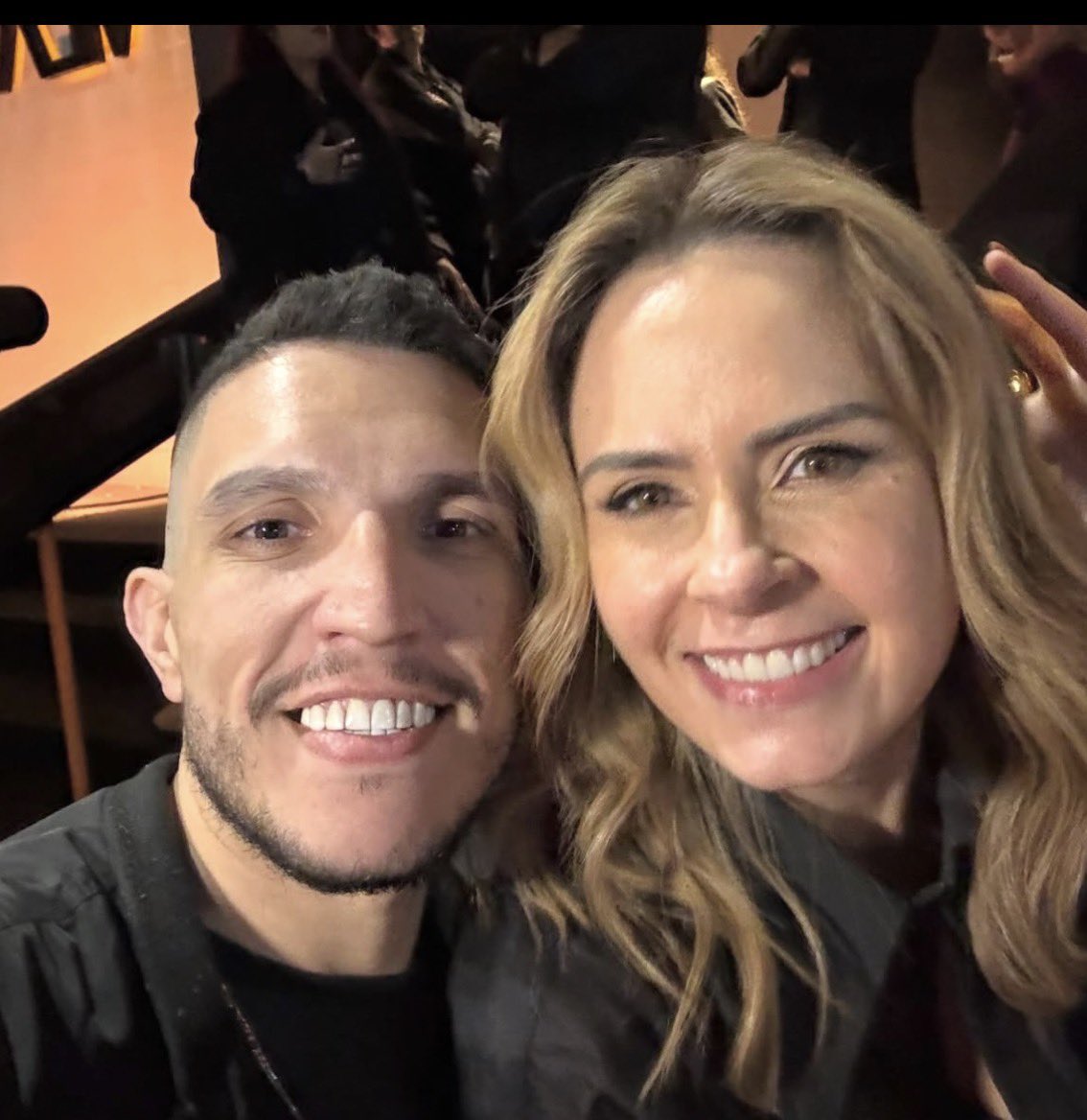 vilanellewife's tweet photo. Ela tirando fotinha com fã 🥹❤️ as bochechas 🥹 https://t.co/CGa1Vo8G7a