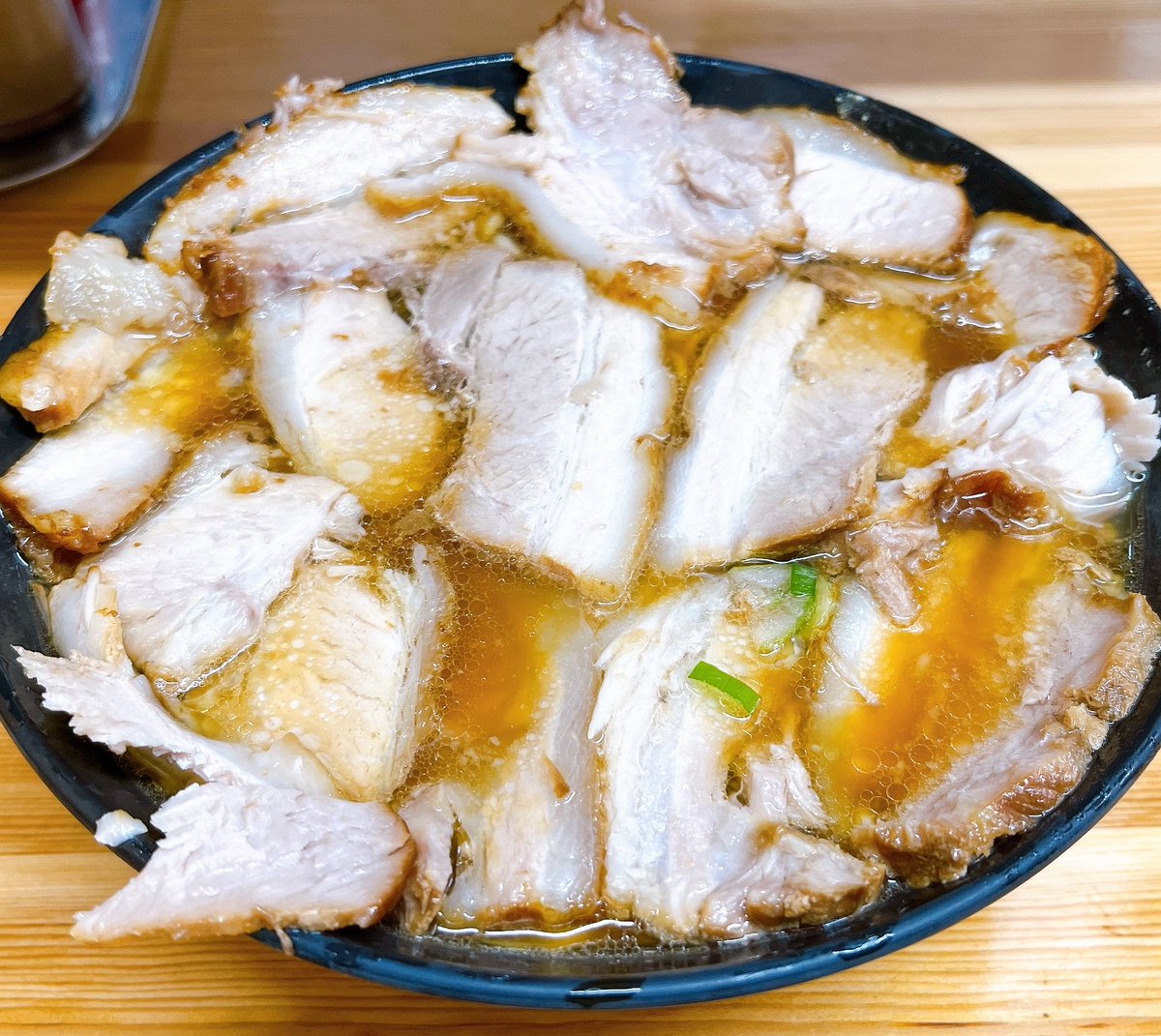 kurokiku3's tweet photo. 丼一面をチャーシューで埋め尽くす、北大塚の名物級ビジュアル
【北大塚ラーメン】

チャーシュー麺。
透き通った醤油スープの上に、これでもかと敷き詰められたチャーシューが圧巻
見た目は肉の暴力なのに、スープはどこか懐かしくてスッと入ってくる。

薄切りチャーシューを麺に絡めて啜ると、肉の旨味と醤油のキレが一気に押し寄せる

これはチャーシュー好きなら避けて通れない一杯だ。