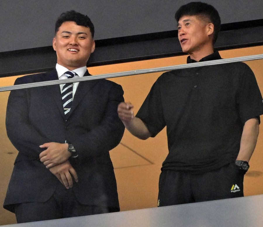 nishispo_hawks's tweet photo. 「そんなに甘くないぞと…」　

王貞治会長、ドラ1指名の佐々木麟太郎選手と対面　

生観戦した試合で打線が4本塁打と爆発

▼記事はこちらから▼ #sbhawks
https://t.co/yTg7CYj5hx https://t.co/iDVdwuNeSn