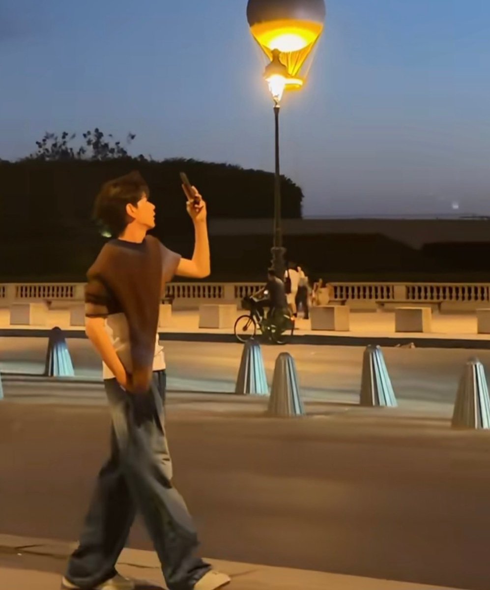 memoowriee's tweet photo. Aylio nih bener-bener millennial x gen z couple

Elio: masih full energy, jalan-jalan ke setiap sudut tempat, foto sana sini 

Ayden: "Lo liat muka gw, gw aslinya udah capek banget, tapi kalau ga ikut, nanti my bini yang sangat nihao fineshit itu bakal diculik orang lain" https://t.co/0mF7nblpVY