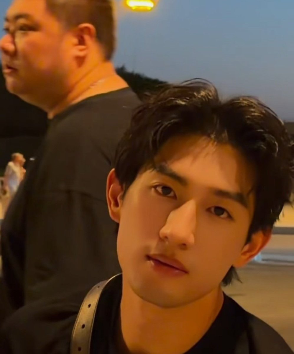 memoowriee's tweet photo. Aylio nih bener-bener millennial x gen z couple

Elio: masih full energy, jalan-jalan ke setiap sudut tempat, foto sana sini 

Ayden: "Lo liat muka gw, gw aslinya udah capek banget, tapi kalau ga ikut, nanti my bini yang sangat nihao fineshit itu bakal diculik orang lain" https://t.co/0mF7nblpVY