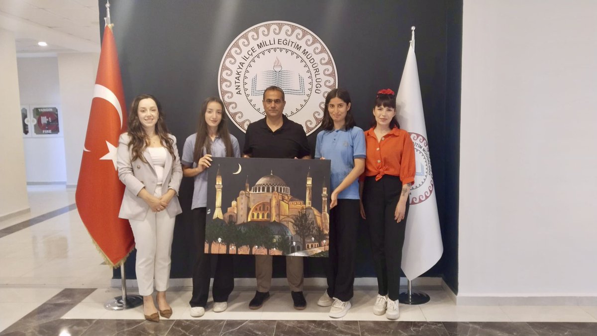 ANTAKYAMEM's tweet photo. İlçe Millî Eğitim Müdürümüz Sayın Ahmet Tecimen, Belma Ali Kavak Anadolu Lisesi idareci, öğretmen ve öğrencilerini makamında kabul etti. Öğrencilerimiz tarafından hazırlanan Ayasofya-i Kebîr Câmi-i Şerîfi tablosu Sayın Müdürümüze takdim edildi.

@AhmetTecimen 
@hataymem 
@tcmeb https://t.co/wjroxJHKSh