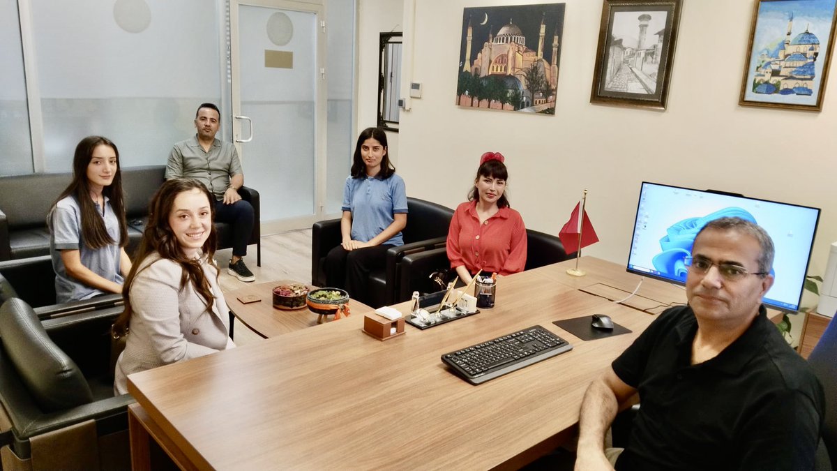 ANTAKYAMEM's tweet photo. İlçe Millî Eğitim Müdürümüz Sayın Ahmet Tecimen, Belma Ali Kavak Anadolu Lisesi idareci, öğretmen ve öğrencilerini makamında kabul etti. Öğrencilerimiz tarafından hazırlanan Ayasofya-i Kebîr Câmi-i Şerîfi tablosu Sayın Müdürümüze takdim edildi.

@AhmetTecimen 
@hataymem 
@tcmeb https://t.co/wjroxJHKSh