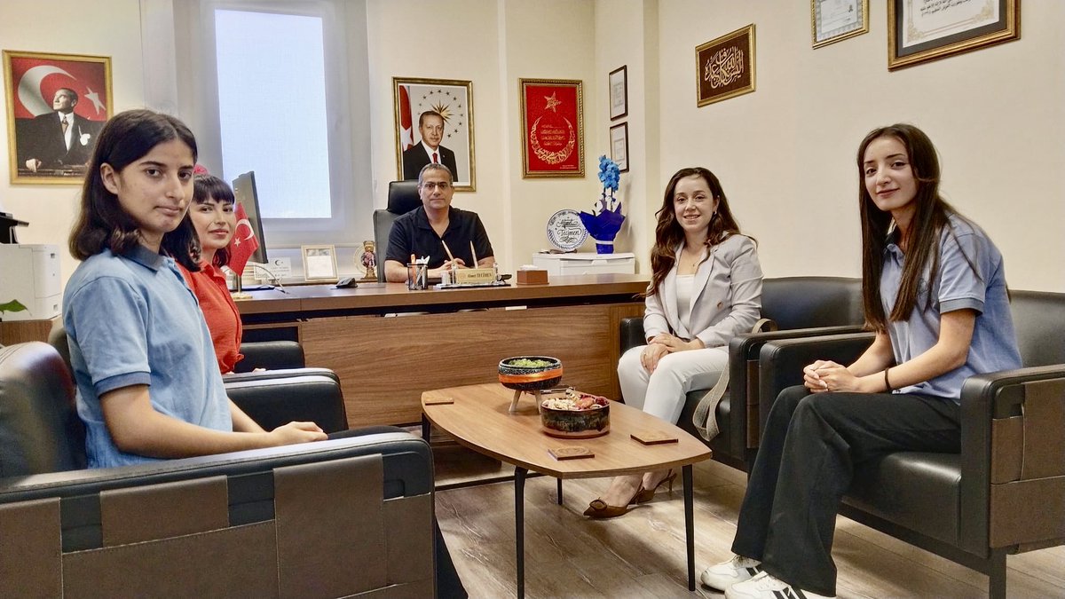 ANTAKYAMEM's tweet photo. İlçe Millî Eğitim Müdürümüz Sayın Ahmet Tecimen, Belma Ali Kavak Anadolu Lisesi idareci, öğretmen ve öğrencilerini makamında kabul etti. Öğrencilerimiz tarafından hazırlanan Ayasofya-i Kebîr Câmi-i Şerîfi tablosu Sayın Müdürümüze takdim edildi.

@AhmetTecimen 
@hataymem 
@tcmeb https://t.co/wjroxJHKSh