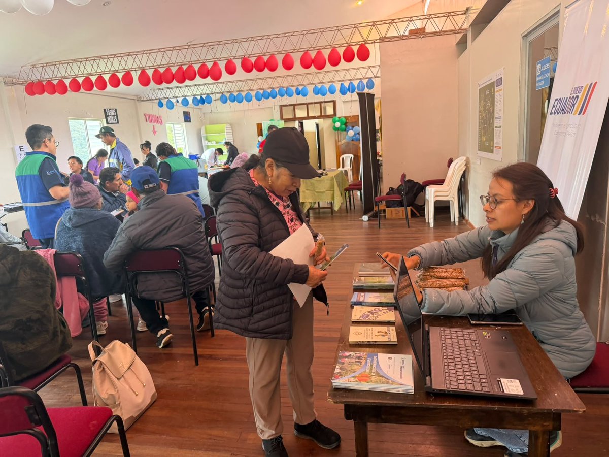 Agricultura_CZ6's tweet photo. #Azuay | En coordinación con la Jefatura Política #SevillaDeOro, participamos en la Brigada de Salud y Feria Institucional en la parroquia Amaluza, acercando nuestros servicios a productores y brindando información sobre los programas y beneficios institucionales. 🌱 https://t.co/UPz2O0zydv