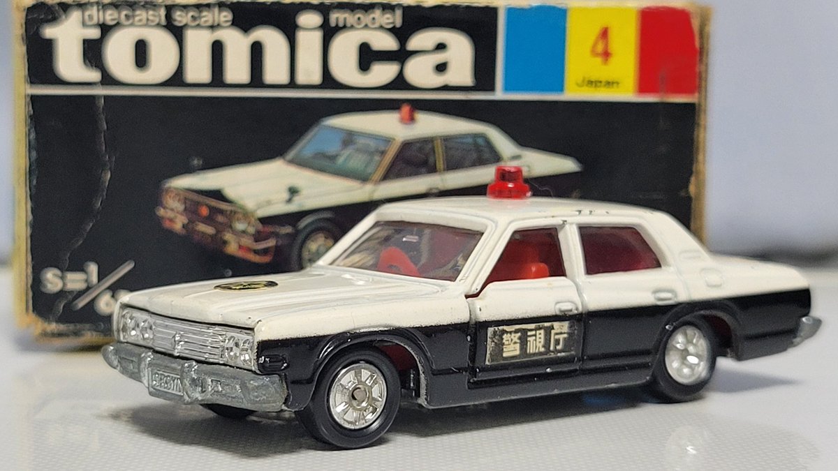 miniature_hero's tweet photo. トミカ
トヨタクラウン　パトロールカー

旧ホイールの80クラウンパトカー
箱はボロボロ、トミカ本体もちょいちょい傷があるものの、なかなか入手できない組み合わせなので嬉しい

80クラウンは当初1Eホイールで登場、その後すぐに1Hホイールに変更されました
1Eのタクシーもいつか…ムリか… https://t.co/PM3Hwm4yUE