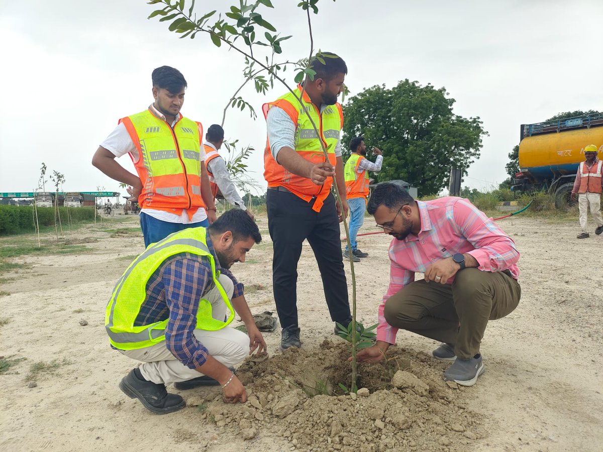 ChakeriAll61b's tweet photo. 🌱 हरियाली उत्तर प्रदेश – एक पेड़ माँ के नाम 🌱

आज दिनांक 01.07.2026 को बदौरी टोल प्लाज़ा पर श्री प्रीतम सूर्यवंशी (Sr. Manager HSES) की गरिमामयी उपस्थिति में "हरियाली उत्तर प्रदेश – एक पेड़ माँ के नाम" अभियान के अंतर्गत वृक्षारोपण कार्यक्रम का आयोजन किया गया।

इस अवसर पर पर्यावरण संरक्षण, हरित आवरण बढ़ाने तथा स्वच्छ एवं स्वस्थ वातावरण के निर्माण का संकल्प लिया गया। यह अभियान प्रकृति के प्रति हमारी जिम्मेदारी और भावी पीढ़ियों के लिए हरित भविष्य सुनिश्चित करने की दिशा में एक सार्थक प्रयास है।

आइए, हम सभी अपनी माँ के सम्मान में एक पौधा अवश्य लगाएँ और पर्यावरण संरक्षण के इस जनआंदोलन का हिस्सा बनें। 🌿

#HaritUP #EkPedMaaKeNaam #HaritBharat #TreePlantation #Environment #GreenInitiative #Sustainability #NHAI #TSHPL #Kaushambi #UttarPradesh
@NHAIROLucknow @bhardwaj804