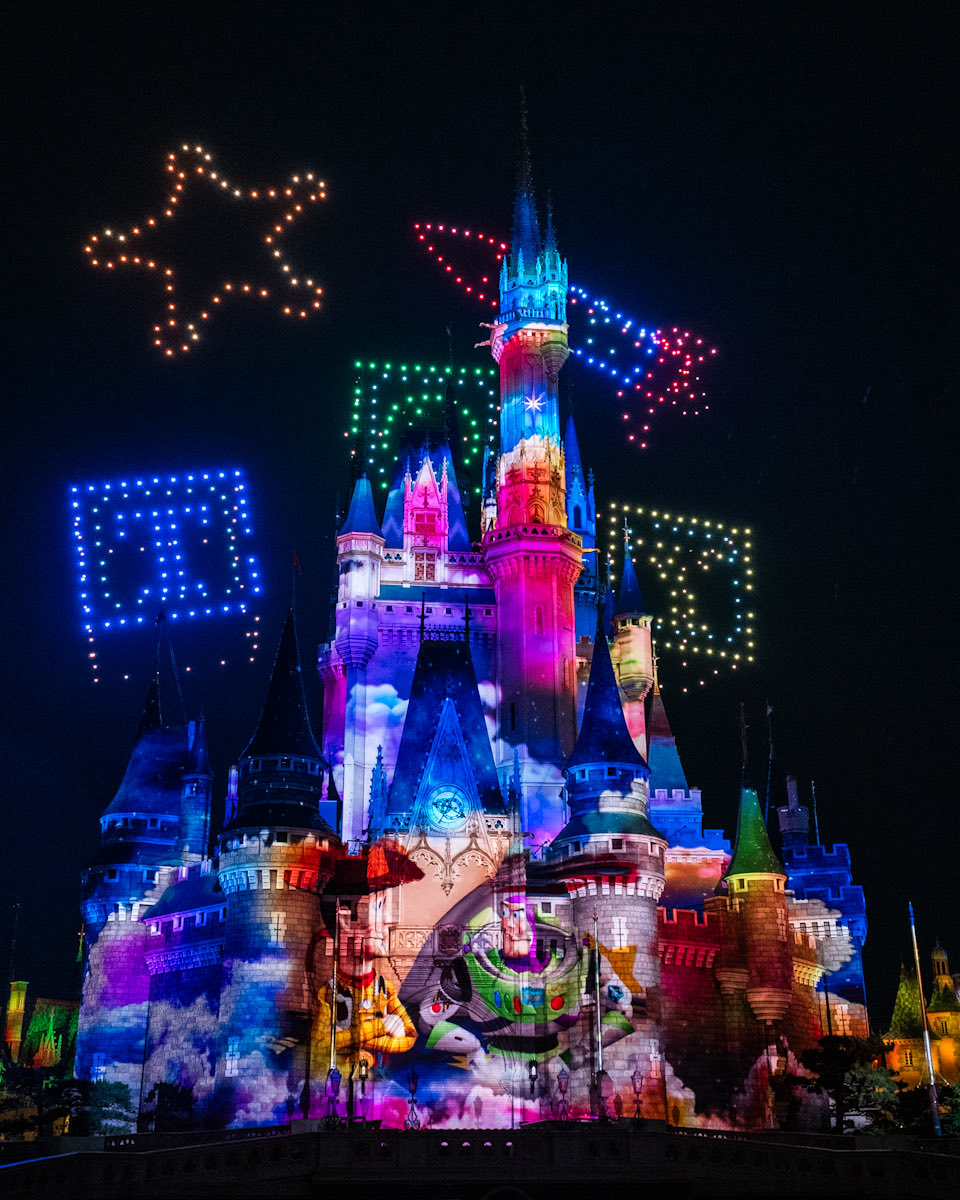 MezzoMikiD's tweet photo. 初のドローン演出も！
東京ディズニーランド「Reach for the Stars:Everlasting Dreams」 ☆
https://t.co/AmDLPvRdFN https://t.co/pJyBjC9uOc