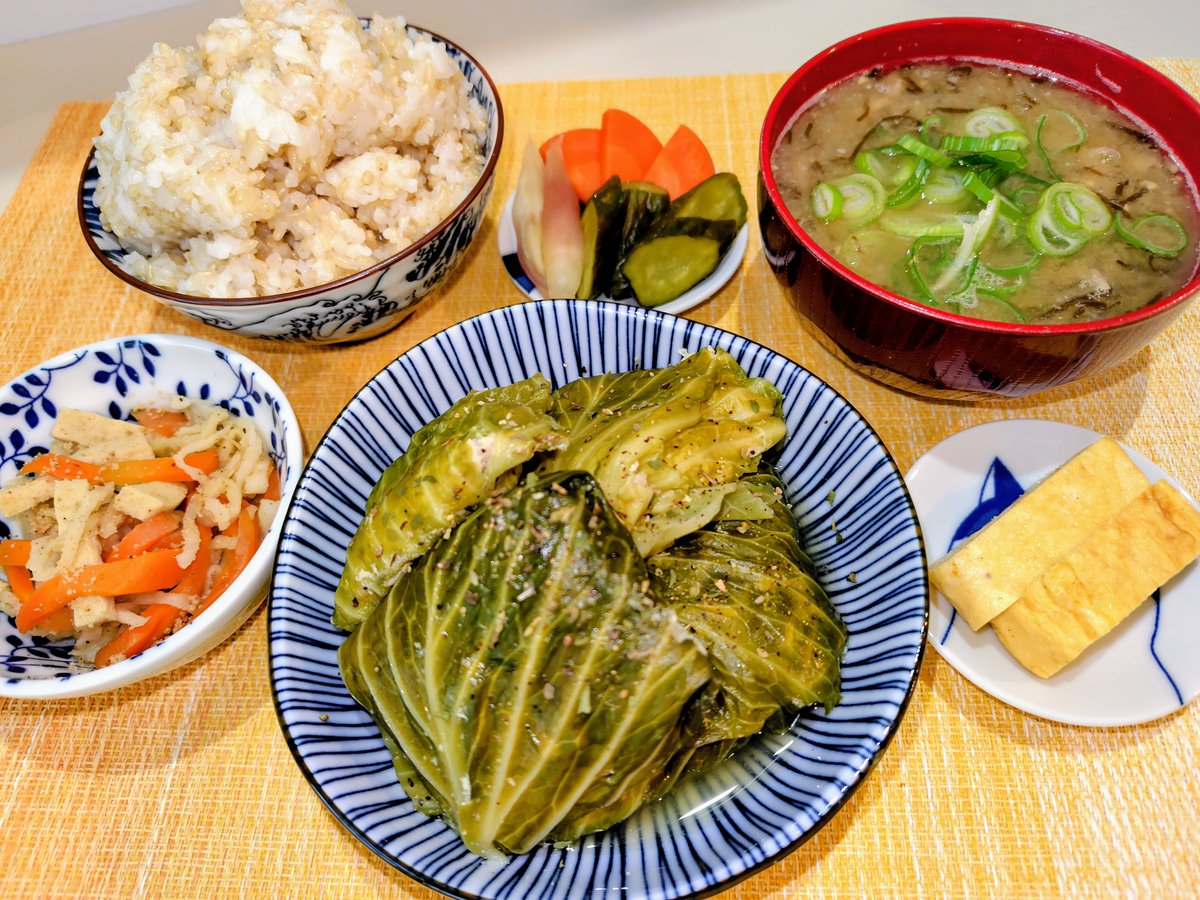 shiodaMei's tweet photo. 和風ロールキャベツ🥬✨

キャベツをひと玉買ったので
一枚たりとも無駄にしたくなく
外葉はロールキャベツに😊

煮干し・昆布・鰹節の
和風だしで仕上げました🍵

包み慣れていないから
ちょっと真四角だけど…
おうちごはんらしくていいでしょ🤭🌿

#おうちごはん #自炊記録 https://t.co/dysRHW5AUk