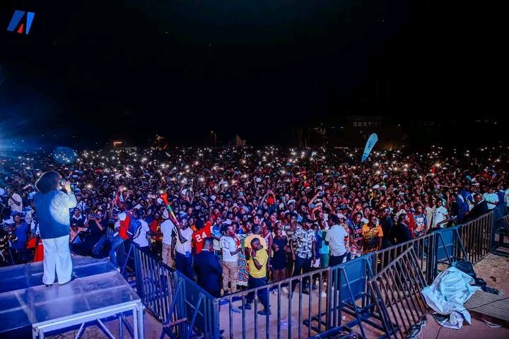 KazozaFM's tweet photo. @GeneralNeva salue l'apport des artistes au développement du Burundi, soulignant leurs investissements dans l'agriculture, l'élevage et la promotion de l'image du pays à l'international.

📸 Akeza Net

 #UmutwenziFestival #Burundi https://t.co/RVfN1TNxgi