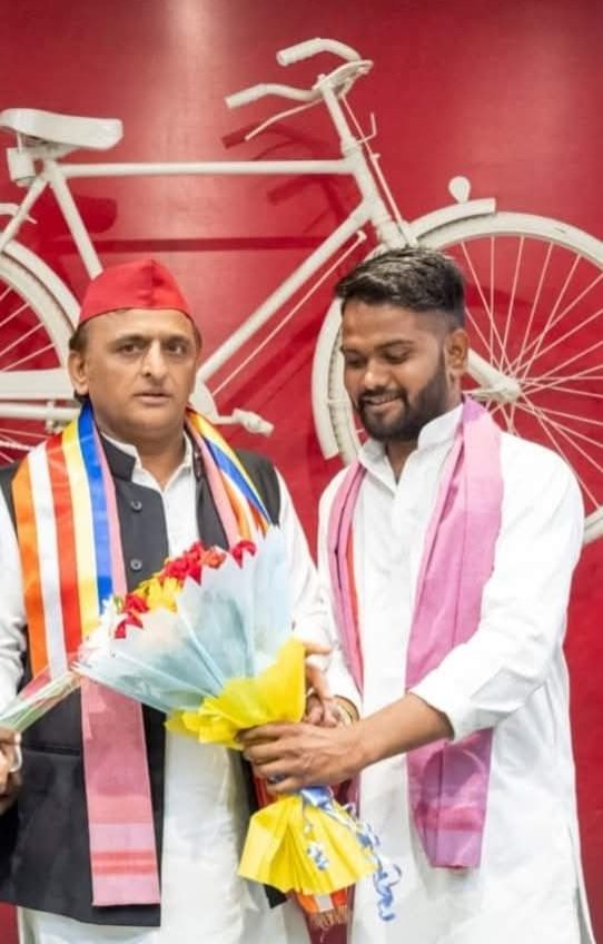 DeepuJhansi's tweet photo. समाजवादी पार्टी के राष्ट्रीय अध्यक्ष, उत्तरप्रदेश के यशस्वी पूर्व मुख्यमंत्री, हमारे नेता #आदरणीय_श्री_अखिलेश_यादव_जी को जन्मदिवस की हार्दिक बधाई एवं शुभकामनाएं।हम ईश्वर से आपके उत्तम स्वास्थ्य और दीर्घायु की कामना करते हैं। 
@yadavakhilesh https://t.co/IqQN0XmKZD