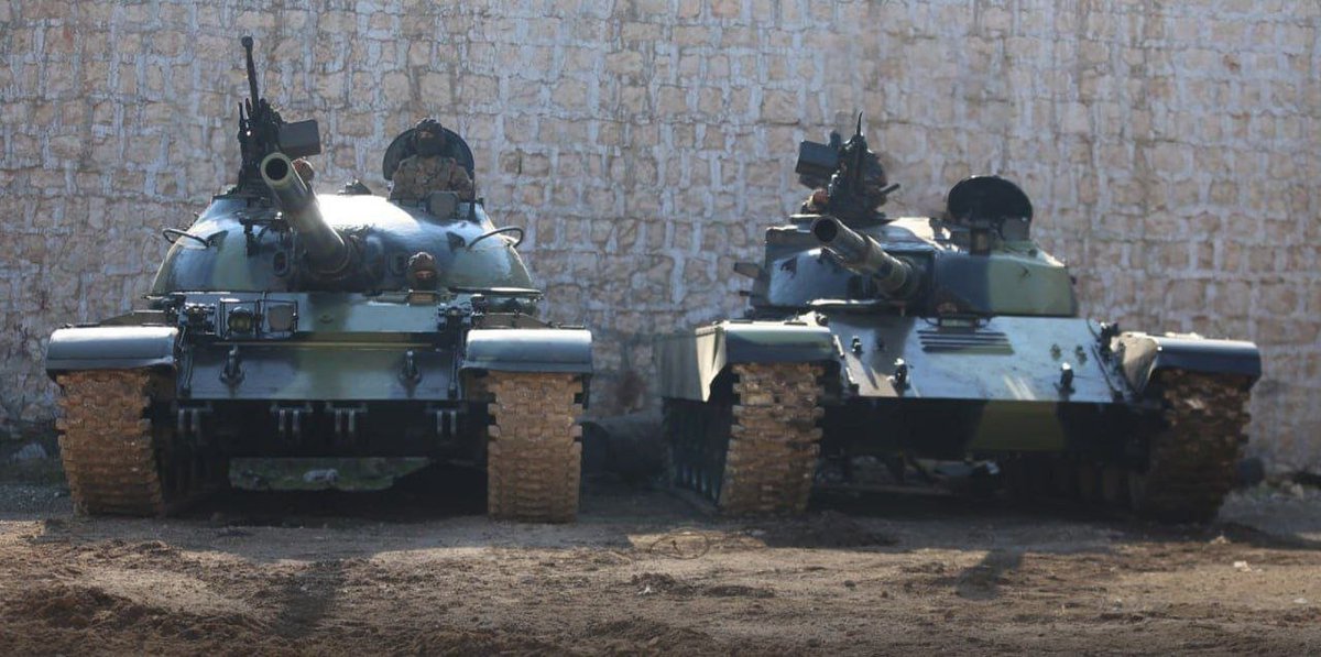 T_90AK's tweet photo. Good size comparison between a T-62 and T-72 Ural. https://t.co/sKHafgOTar