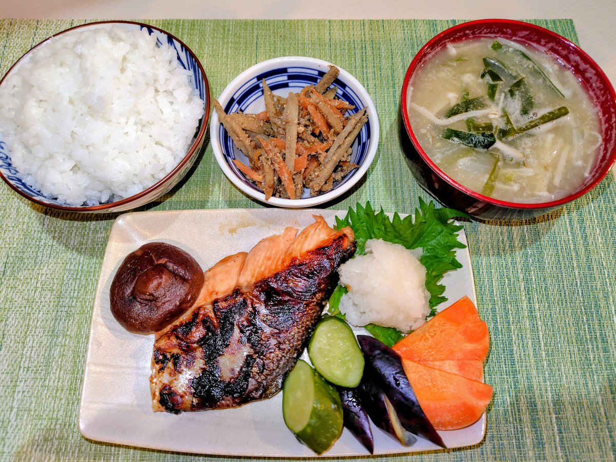 shiodaMei's tweet photo. 鮭の塩焼き🐟✨
やっぱり鮭は安定のおいしさ😊

こんがり焼けた鮭に
たっぷり大根おろしを添えて😋🌿
ご飯がすすむ定番ごはんです🍚

ぬか漬けはきゅうりと人参、なす🥒🥕🍆
毎日少しずつ味が変わるのも
楽しみのひとつです☺️
シンプルだけど、これで十分✨

#おうちごはん #自炊記録 https://t.co/puepfO3fZW