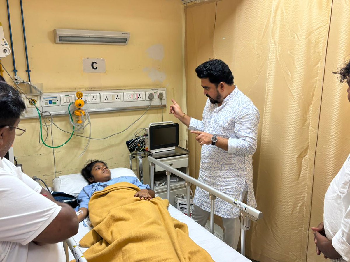 MeGajananKale's tweet photo. पालिका आयुक��त कुठे आहेत?
पालिकेचे अधिकारी कुठे आहेत?
आमदार कुठे आहेत?
खासदार कुठे आहेत?

नवी मुंबईकरांचा जीव इतका स्वस्त झाला आहे का?

नेरूळ येथे पावसाच्या पाण्यात उतरलेल्या विजेच्या तारेमुळे शॉक लागून ��ोन अवघ्या १७ वर्षीय महाविद्यालयीन विद्यार्थिनी शुभांगी बलखंडे आणि उज्वला वाघ गंभीर जखमी झाल्या. त्यांची फोर्टिस हॉस्पिटलमध्ये जाऊन प्रकृतीची विचारपूस केली.

हा अपघात नाही, तर संबंधित यंत्रणेच्या निष्काळजीपणाचा परिणाम आहे. नागरिकांच्या जीवाशी खेळ करणाऱ्या दोषी अधिकारी आणि संबंधितांवर तात्काळ गुन्हा दाखल करून कठोर कारवाई झालीच पाहिजे.

नवी मुंबईकरांच्या जीवाशी खेळ करणाऱ्यांना क���णत्याही परिस्थितीत माफ केले जाणार नाही!