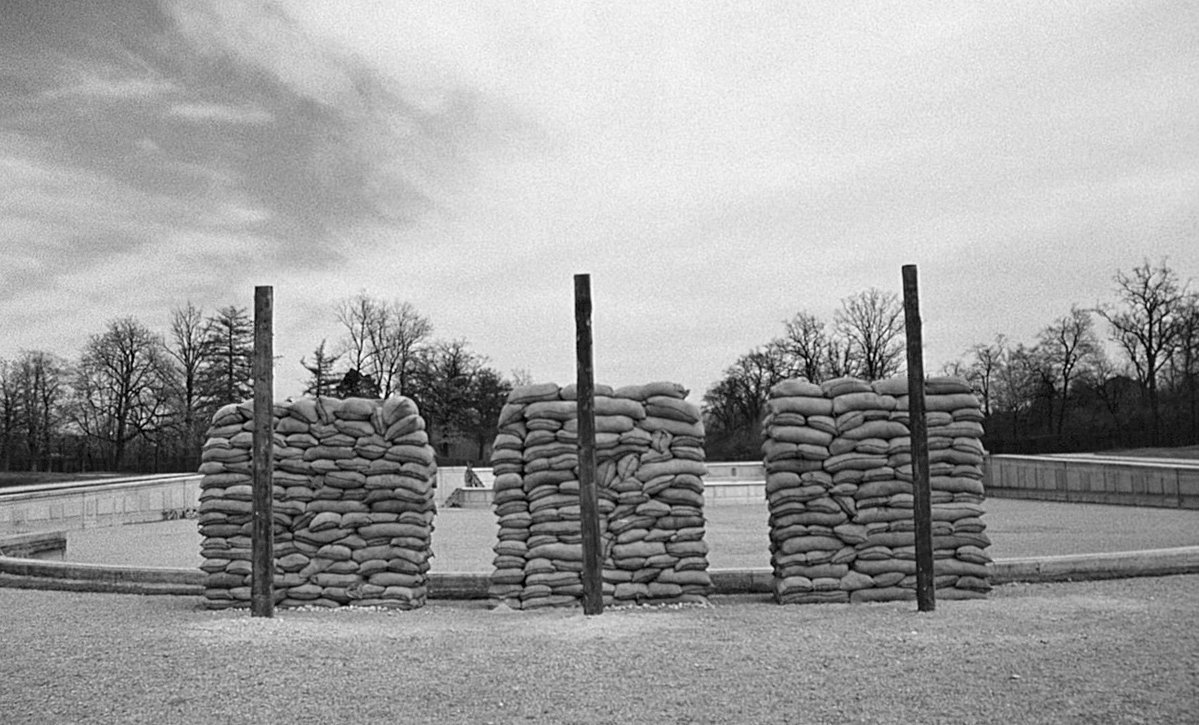 benimbolgemm's tweet photo. KÜLT FİLMLERİ İZLİYORUM!

1- Paths of Glory (1957)

Savaşın sadece düşmanla olmadığını gösteren sert ve çarpıcı bir film. Kübrick, oldukça gerçekçi bir çizgide konuyu ele alıyor ve kişisel ihtirasların yarattığı yıkımı gözler önüne seriyor. 

3.5/5 https://t.co/Cq7RX3BGmv