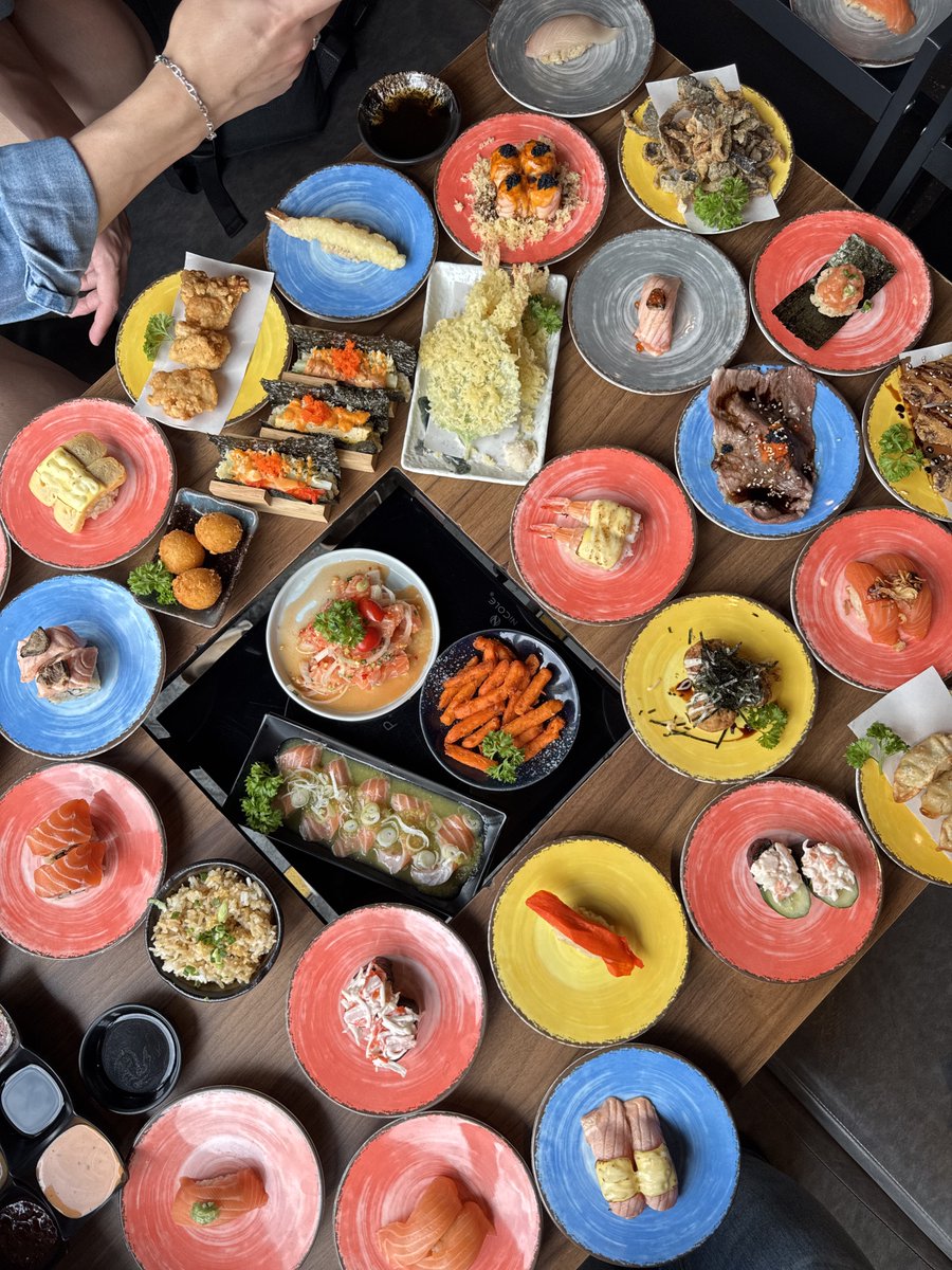 bijousugar's tweet photo. เริ่ดอะ อยากกินทั้งชาบู x ซูชิสายพานก็คือได้กินทั้งคู่เลยแบบไม่ต้องเลือกในร้านเดียว ราคาเริ่มต้นแค่ 399+ ฮ้าบ 🤤 (มีถึงสิ้นเดือนนี้นะคะ ) เมนูมีหลากหลายมาก เลือกไม่ถูกแบบตาลายไปหมด รวมถึงของหวาน ชาไทยปั่นอร่อยมาก ไอเลิ้บ tenten ชาบู4 สี หมีออนเซนน้า Siam Square one ชั้น 5 https://t.co/U7TB6E7XIa