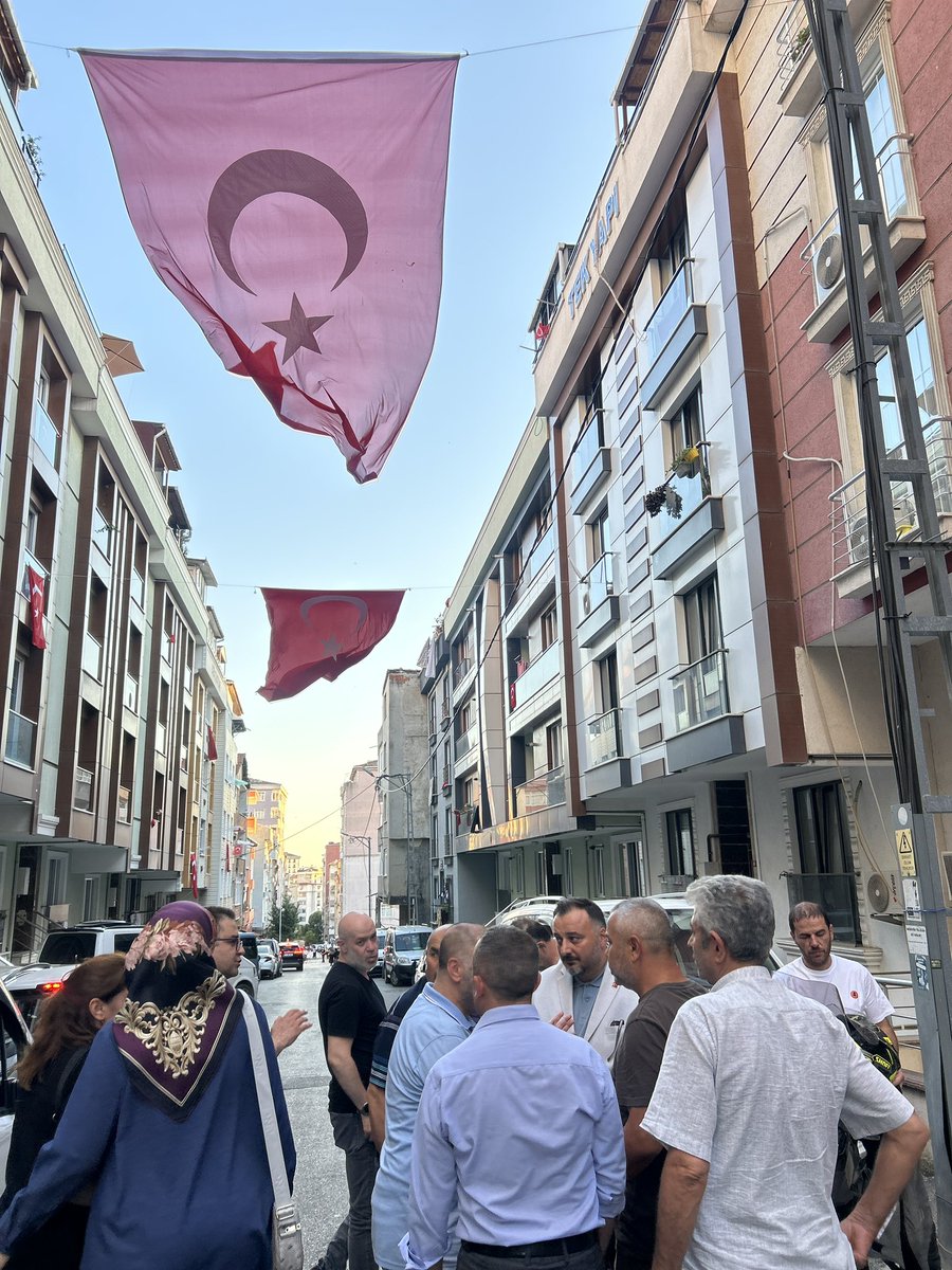 Behadir's tweet photo. Bazı kapılar vardır; hüzünle açılır, dua ile kapanır… 
Bugün Maltepemizde ikamet eden aziz şehidimizin kıymetli ailesini ziyaret ettik. Vatan uğruna canını feda eden kahramanımızı rahmet ve minnetle anıyor, kıymetli ailesinin her zaman yanlarında olduğumuzu ifade ediyoruz. Şehidimize Allah’tan rahmet, ailesine sabır diliyorum. 🇹🇷