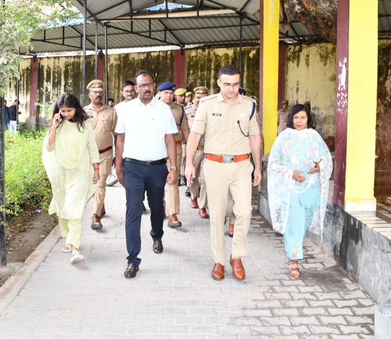 firozabadpolice's tweet photo. दिनांक 02, 03 एवं 04 जुलाई 2026 को आयोजित होने वाली उत्तर प्रदेश शिक्षक पात्रता परीक्षा को सकुशल, निष्पक्ष एवं शांतिपूर्ण ढंग से संपन्न कराए जाने के दृष्टिगत #DM_FRZ एवं #SSP_FRZ द्वारा पुलिस अधीक्षक नगर/नोडल अधिकारी परीक्षा के साथ परीक्षा केंद्रों का संयुक्त निरीक्षण किया गया। https://t.co/RS2NCFubz9