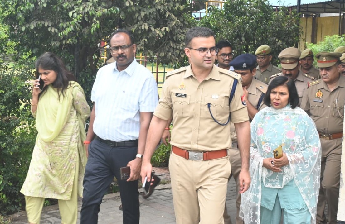 firozabadpolice's tweet photo. दिनांक 02, 03 एवं 04 जुलाई 2026 को आयोजित होने वाली उत्तर प्रदेश शिक्षक पात्रता परीक्षा को सकुशल, निष्पक्ष एवं शांतिपूर्ण ढंग से संपन्न कराए जाने के दृष्टिगत #DM_FRZ एवं #SSP_FRZ द्वारा पुलिस अधीक्षक नगर/नोडल अधिकारी परीक्षा के साथ परीक्षा केंद्रों का संयुक्त निरीक्षण किया गया। https://t.co/RS2NCFubz9