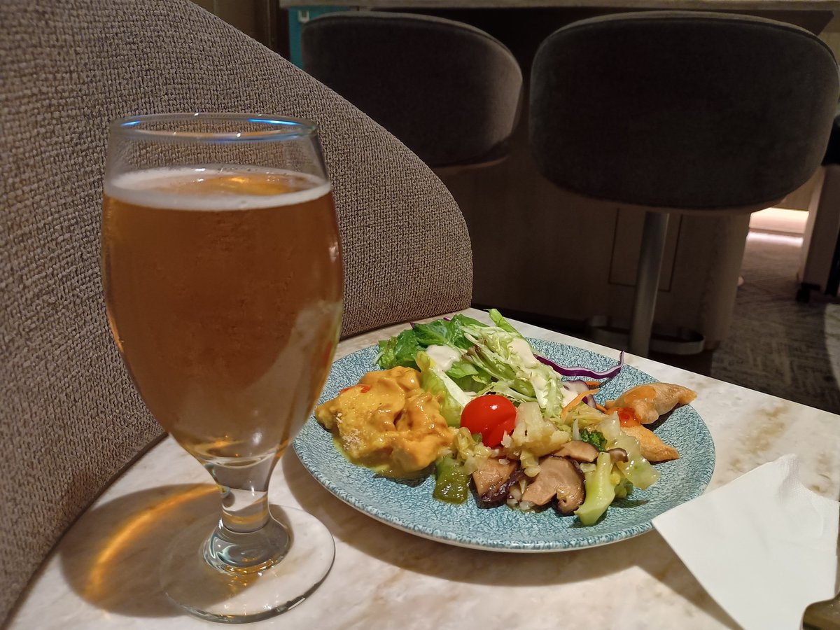 tabi_furi's tweet photo. 香港国際空港のKyra Loungeなう。バーテンダーのお姉ちゃんに先週と同じカクテルをオーダー。空港ラウンジで顔なじみになるっておかしいやろ🤣 https://t.co/tF4KSCQ09Z