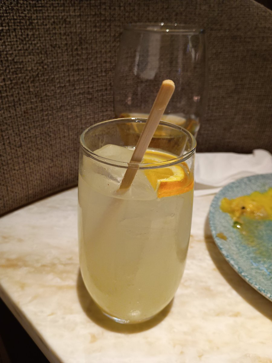 tabi_furi's tweet photo. 香港国際空港のKyra Loungeなう。バーテンダーのお姉ちゃんに先週と同じカクテルをオーダー。空港ラウンジで顔なじみになるっておかしいやろ🤣 https://t.co/tF4KSCQ09Z
