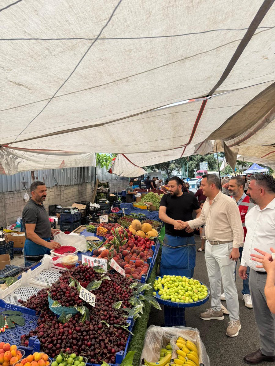 avdizdaroglu's tweet photo. Belediye Başkan Yardımcılarımız Aytekin Şahin ve Ekrem Köse, ilçe örgütümüz ile birlikte Ataşehir Belediyemizin aşure dağıtımına eşlik ettikten sonra Yenisahra/Barbaros Mahalle Pazarı’nı ziyaret ettik. https://t.co/NP2acliUtT
