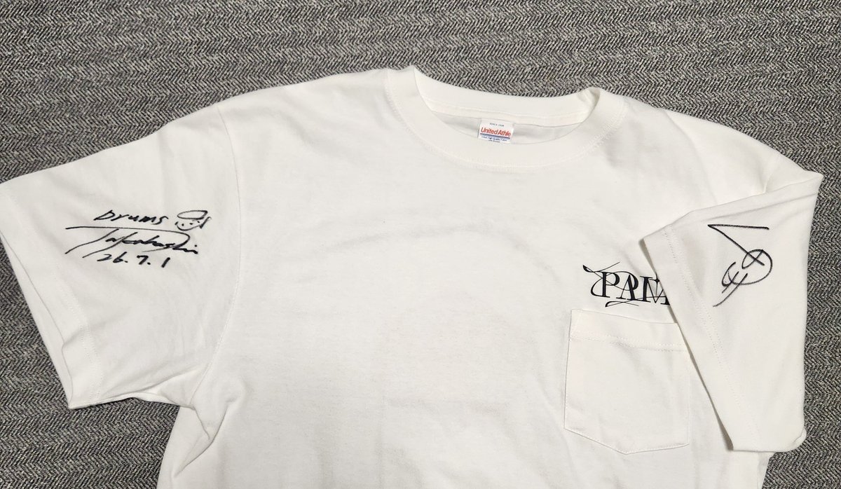 raichi44's tweet photo. 仕事着のままだと、なんか恥ずかしかったので、PAMのTシャツを購入。
帰りに、PAMのサインをいただく。
くめさんの背面になっちゃったw
これで、JOIN行きます！！って宣言しといた。 https://t.co/qqrTqGXquX