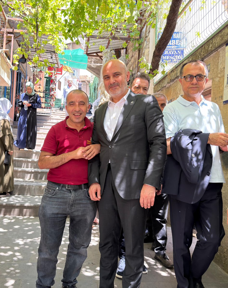 AkKahramanmaras's tweet photo. #Kahramanmaraş’ımızın asırlık ticaret hafızasını yaşatan çarşılarımızda esnaflarımızla bir araya geldik.🤝

3 Temmuz Cuma günü açılışını gerçekleştireceğimiz Tarihi Kapalı Ayakkabıcılar ve Bezirgan Çarşısı’nda esnafımıza hayırlı olsun dileklerimizi ilettik, talep ve görüşlerini dinledik. 

Ardından, Tarihi Taş Han’da esnaflarımızı ziyaret ederek bereketli kazançlar temennisinde bulunduk.

Şehrimizin ruhunu yaşatan, emeğiyle Kahramanmaraş’a değer katan tüm esnaflarımıza teşekkür eder; 
Tarihi Kapalı Ayakkabıcılar ve Bezirgan Çarşımızın ve esnafımıza, vatandaşlarımıza ve kahraman şehrimize hayırlı olmasını dileriz.

#AKParti
#TürkiyeYüzyılı
#Kahramanmaraş 🇹🇷