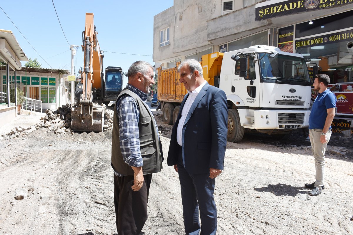 Hilvanbeltr's tweet photo. "Halkımızın ihtiyaçlarını yerinde dinliyor, söz verdiğimiz hizmetleri bir bir hayata geçiriyoruz."

Eşbaşkanımız @serhanpaydas Büyükşehir Belediyesi iş birliğiyle kentimizin işlek cadde ve sokaklarında başlatacağımız asfalt yol çalışmaları öncesinde sahada incelemelerde bulundu.+ https://t.co/ep6QlhM7Rb