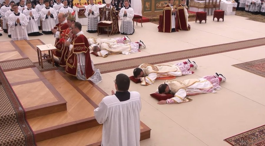 obscat's tweet photo. 🇨🇭Hoje 01 de julho em Écône na Suiça, a FSSPX desatendeu o valioso apelo do Santo Padre, e consagrou de forma desobediente seus 4 novos bispos sem a permissão de Roma.

Consagração sem a permissão de Sua Santidade, é ato cismático e determina a excomunhão automática. https://t.co/tSwbNL8X5G