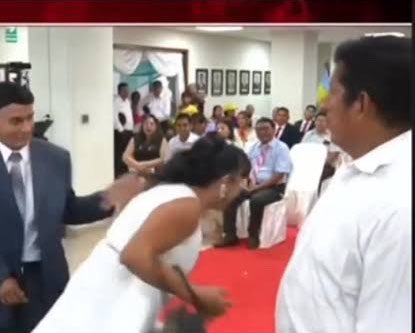 cviguria's tweet photo. Cuando dicen que Keiko “quiere casarse con el Perú”. 

*ÑO ACEPTO* 

(PERÚ HUYE CORRIENDO COMO NARUTO). https://t.co/INawvgsYGR