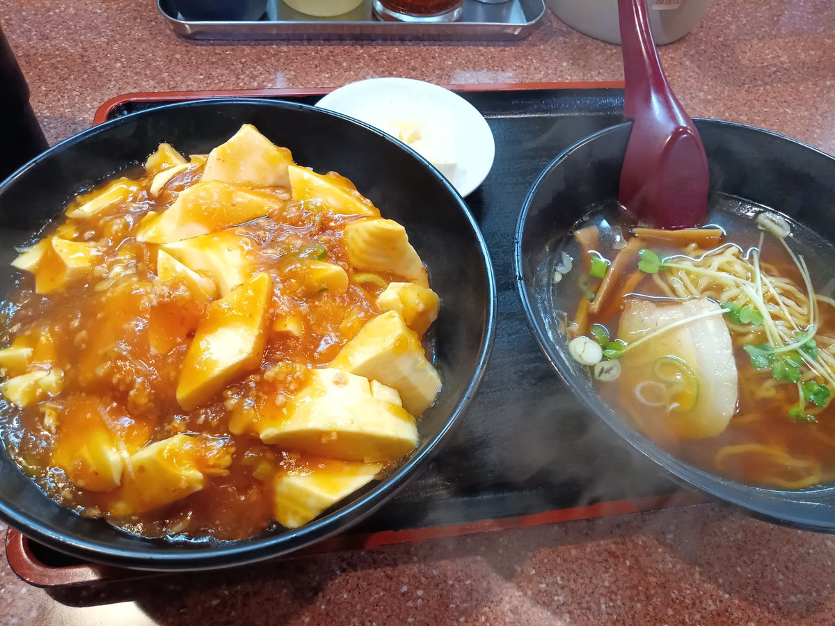 JOE_018's tweet photo. 四つ打ちPartyガッツリ遊びに行くの久しぶりかも。
まこっさんのDJかっこ良過ぎる。
麻婆丼セット満たされる〜😋
#HARDSTATE
#浦和ラーメン王 https://t.co/UMTCLBmOXQ