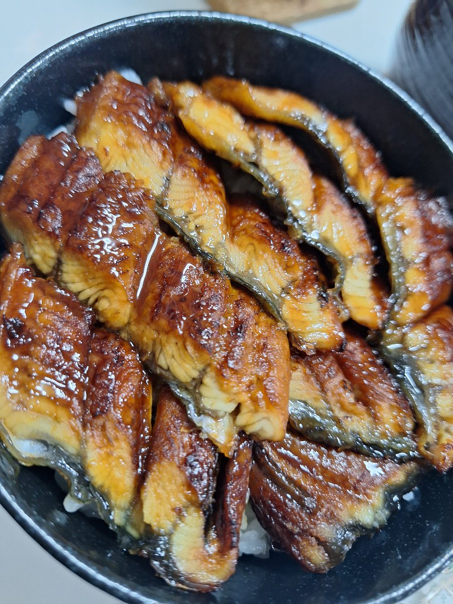 d_tora9's tweet photo. 土用の丑の日…
ではないですが…
ちょっとパワーダウン気味
なんで…😅

スーパーのタイムセールで
安かったんで鰻買って
美味しくいただきました😋 https://t.co/xDWLOyANAp