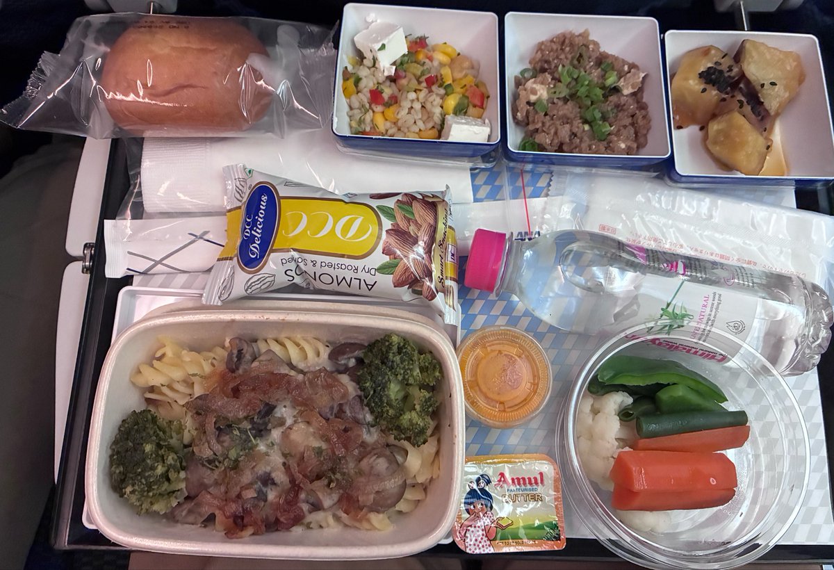 konami_km's tweet photo. 【インド5-6日目デリー→羽田】

夜便にて帰国✈️
機内食はパスタか和食から選べました🍴

軽食は機内食提供後すぐに配布されて好きなタイミングで食べてくださいスタイルやた！ https://t.co/4SU0QQgCYw