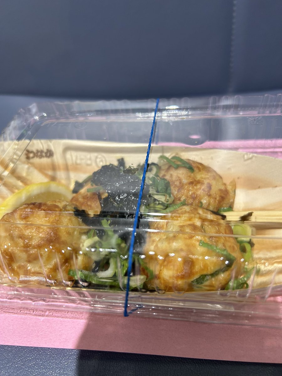 fb35114522's tweet photo. そたとわなかのコラボたこ焼き🐙
みきさんがしっかり整理券？抽選券？持ってて分けてくれたー！
めっちゃおいしかった💓
でもたこ焼きって食欲スイッチ入るからほんまに危険😂😂 https://t.co/8rpCLkweE6