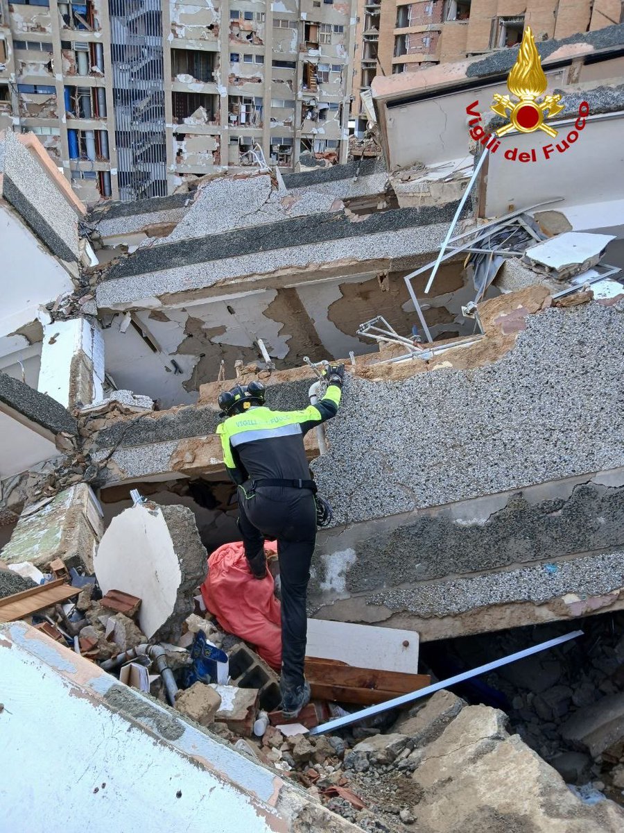 vigilidelfuoco's tweet photo. #Terremoto #Venezuela, con una scena straziante si conclude la nostra missione: nella notte recuperati i corpi senza vita di una nonna che stringeva forte a sé la nipotina di soli 3 anni, in un ultimo disperato tentativo di proteggerla dal crollo.
Rientrerà alle 22 locali il primo contingente dei #vigilidelfuoco italiani, dopo 5 giorni di ricerche senza sosta a La Guaira. 
L'impegno dell'Italia prosegue sul posto con il team logistico TAST 🇮🇹🇻🇪 

#1luglio

📍https://t.co/Iq1nfMiyMD