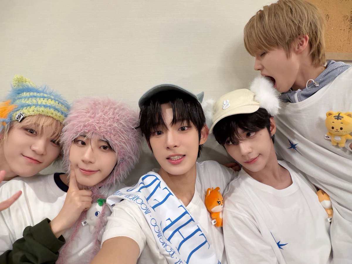 JLGlobalFanbase's tweet photo. Spot JL in two of Steven’s Weverse posts for AHOF’s debut anniversary!🥳

#AHOF #아홉
#AHOF_JL #제이엘
@AHOF_official https://t.co/gLI712yOOw