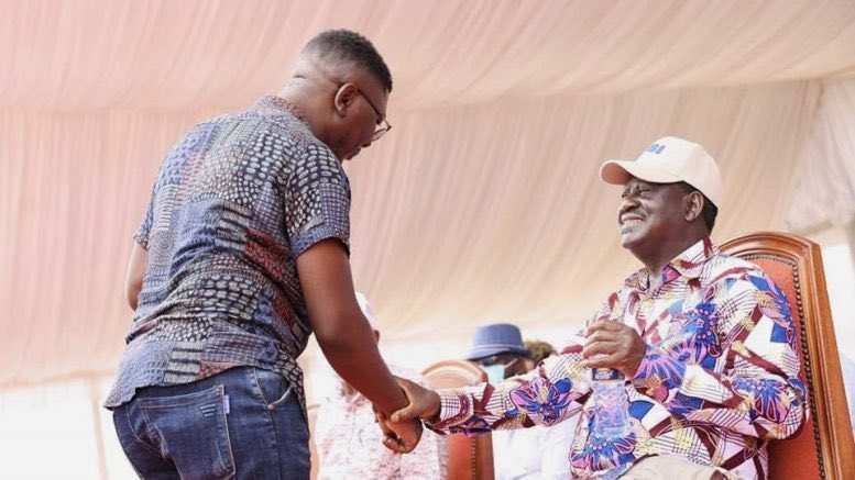 Bookten8's tweet photo. Many crooks were hiding behind Raila.

Fikirini has been exposed.

His bodyguard shot his mobilizer, Cecil Ouma, over a disagreement about payment.

Fikirini then drove away and carried on as if nothing had happened. https://t.co/ulovZiHEEK
