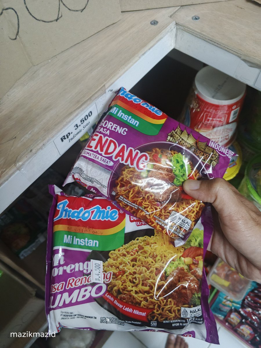 itsmaazik's tweet photo. Jujur, suka banget sama konsep indomie versi Jumbo begini. 

Tau aja kemauan konsumen. 

Makan satu kurang dua kebanyakan. 

O iya, kalo makan indomie, kalian paling suka varian apa? 

Saya paling suka varian rendang, dong. Bumbunya paling berasa. 🍜 https://t.co/wZuHRBfwo5
