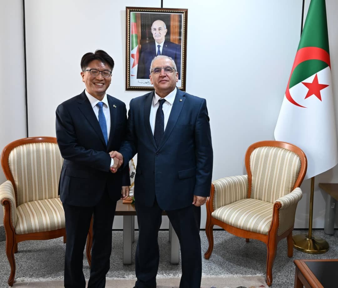 Algeria_MFA's tweet photo. استقبل الأمين العام لوزارة الشّؤون الخارجية، السيّد لوناس مقرمان، هذا الأربعاء الفاتح من جويلية 2026، سعادة سفير جمهورية كوريا بالجزائر، السيّد مين كيونغ-تاي Min Kyung-tae، الذي أدّى له زيارة مجاملة. https://t.co/gT9wWQnjkG